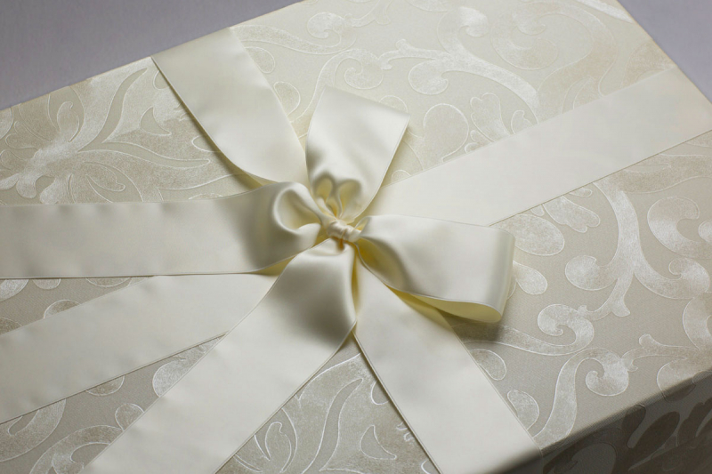 Die Accessoires-Boxen Coffee Ornaments werden mit passender Satinschleife kombiniert
